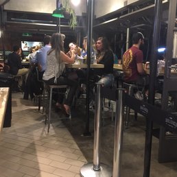 Bullguer Perdizes - "Mesas" (três balcões finos e compridos onde se sentam de ambos os lados) no salão interno - outside - Burgers Near Me - São Paulo, SP