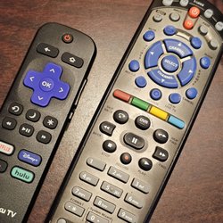 La Quinta Inn & Suites by Wyndham Marshall - Old worn out Dish Networks remote that is filthy.