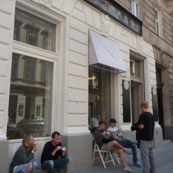 Veganista - Outside Veganista Ice Cream Parlor in Neubau - Ice Cream & Frozen Yogurt Near Me - Vienna, 9