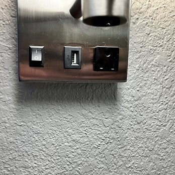 Green Country Inn - Bedside lap with USB port - Hotels Near Me - Henryetta, Oklahoma
