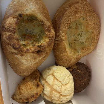 Andersen Bakery - Garlic Cheese Bread 5 Cheese Bread Double Cream Pan tcho Pan - Bakeries Near Me - Burlingame, California