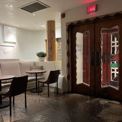 Rosewood Inn of the Anasazi - Bar is nice and cozy