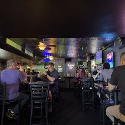 Harvey's Wineburger - The entrance to the bar
