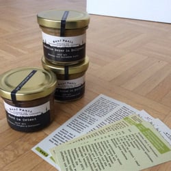 Landhökerei Berlin-Mitte - Senf zum Geschenken! (6,50€): Josephine Baker in Bollywood (Banane und Curry), Mord im Orient (Weißwein, Feigen, Gewürzen)