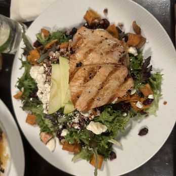 Bubba - Grilled Salmon Salad - Southern Near Me - Des Moines, Iowa