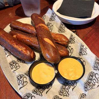 Ford's Garage Orlando International Outlets - Edsel's Hot Pretzels - Burgers Near Me - Orlando, Florida