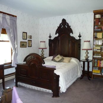 Victorian Loft Bed & Breakfast - Lydia's Room - circa 1865 elaborate mahogany bed - Hotels Near Me - Clearfield, Pennsylvania