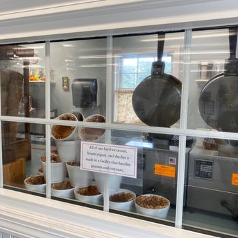 Somerset Creamery - a display window with bowls of food - Ice Cream & Frozen Yogurt Near Me - Cataumet, Massachusetts Somerset Creamery - a display window with bowls of food - Ice Cream & Frozen Yogurt Near Me - Cataumet, Massachusetts