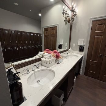 Woodhouse Spa Woodbury Lakes - Women's locker room - Day Spas Near Me - Woodbury, Minnesota Woodhouse Spa Woodbury Lakes - Women's locker room - Day Spas Near Me - Woodbury, Minnesota