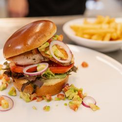 Steak- & Burgerrestaurant Feuerstein - Burger of the month August: Grilled Chicken Burger