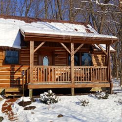 Cabins & Candlelight - Luxury log cabins at Cabins & Candlelight during the winter, near Colfax, Indiana