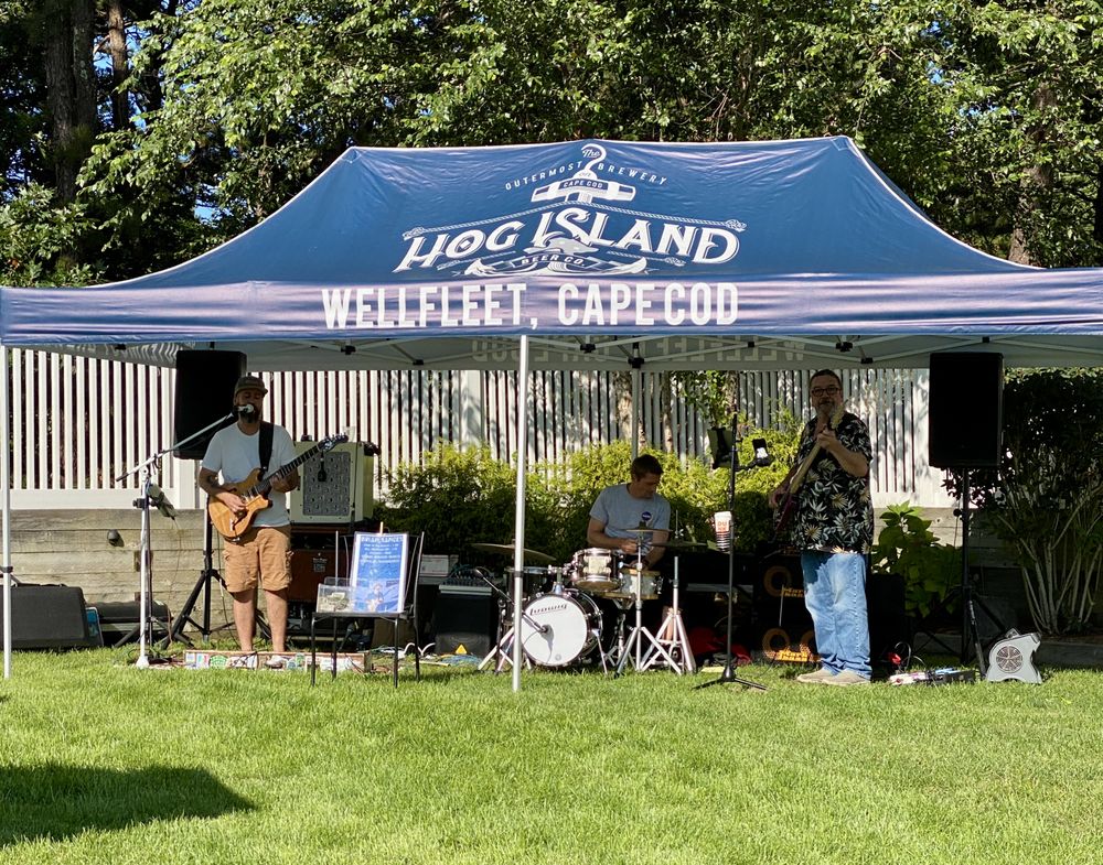 HOG ISLAND SURF LODGE & BEER YARD 824 US6, South Wellfleet, New York