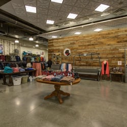 Saint Bernard Outlet - Featuring sportswear brands Southern Tide, Vineyard Vines, Southern Proper and Lilly Pulitzer.