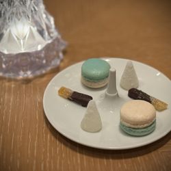 Knife Pleat - Finishing off with miniaturized desserts! The serving plate is perfect for placing a ring in the middle for that special special occasion!