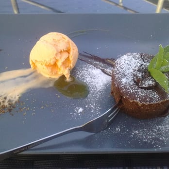 Sunset - Čokoládový fondant, v menu uváděná pistáciová zmrzlina, ale asi jim došla :) - Restaurants Near Me - Brno, JM