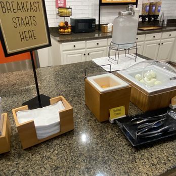 Hampton Inn & Suites Texarkana - Breakfast - Hotels Near Me - Texarkana, Texas