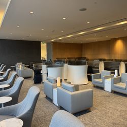 Cathay Pacific First & Business Class Lounge - Insta/Beli/Yelp/TikTok: @amei_eats