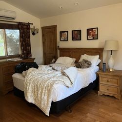 Ojai Retreat & Inn - The patio room. Nice, comfy bed.