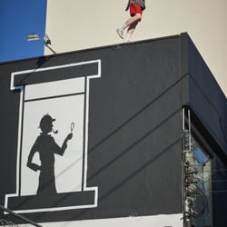 Escape Hotel - Fachada lateral, com instalação do artista Eduardo Srur Foto: Paulo Risi