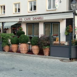 Danieli - Liebevoll gepflegte Pflanzen in echten Terracottatöpfen und ein großer Sonnenschirm sorgen für Gemütlichkeit an heißen Tagen.