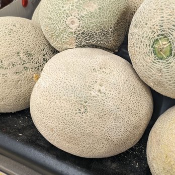 Safeway - a display of melons in a grocery store - Grocery Near Me - Alexandria, Virginia Safeway - a display of melons in a grocery store - Grocery Near Me - Alexandria, Virginia