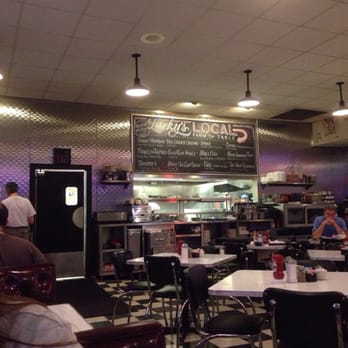 Luckys Cafe - Tienen el menú a la vista de todos y la cocina semi abierta. Se te empieza a antojar TODO - American Near Me - Dallas, Texas Luckys Cafe - Tienen el menú a la vista de todos y la cocina semi abierta. Se te empieza a antojar TODO - American Near Me - Dallas, Texas