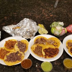 Tacos El Pecas - Dinner con salsas