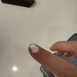Caché Nail Lounge - Chipped nail