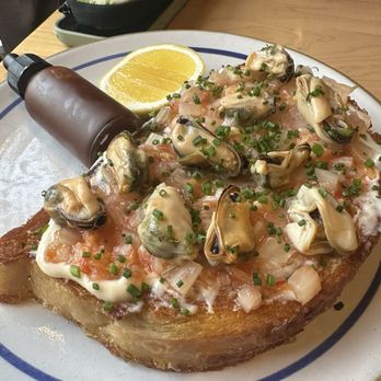 Mezcaleria Alma - Mollete de mejillones - Wine Bars Near Me - Denver, Colorado