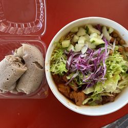 Hoyo's Kitchen - Mango chicken bowl, injera - IG @bougiefoodieboi