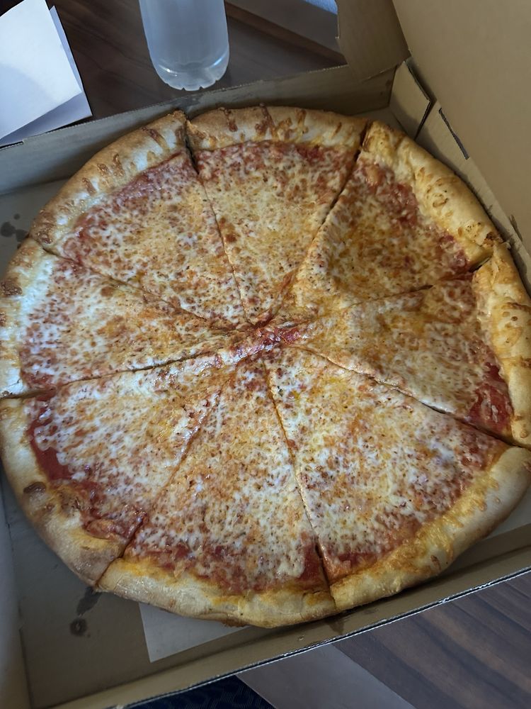 Cucci Pizzeria Logo
