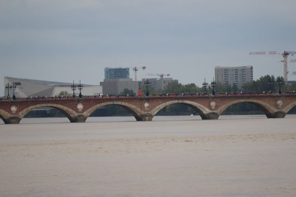 Pont de Pierre by null