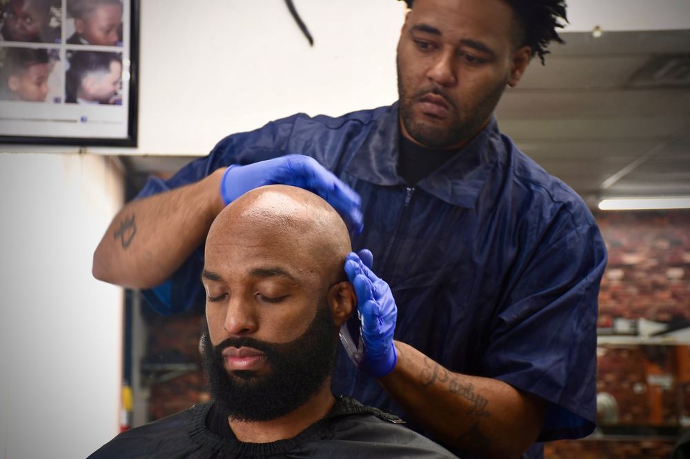 Moon's Barber Shop Logo