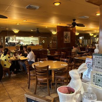 Emerald Thai Restaurant - Inside - Thai Near Me - Davie, Florida