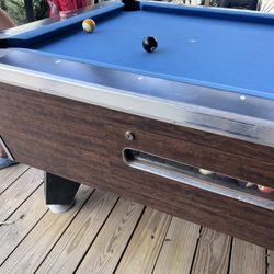Smokin' Brew-B-Q - Pool table
