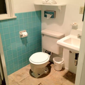 Bishop Town House Motel - Bathroom - Hotels Near Me - Bishop, California Bishop Town House Motel - Bathroom - Hotels Near Me - Bishop, California