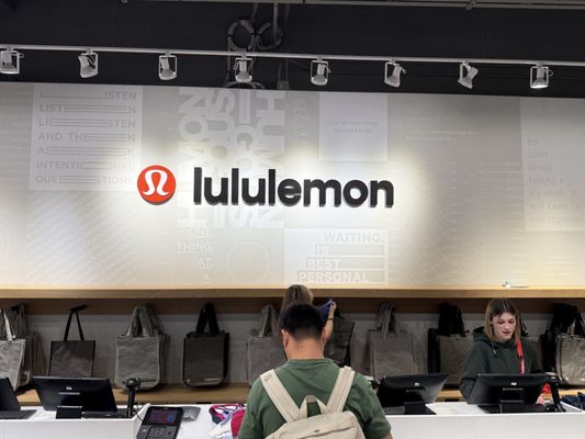 lululemon by null