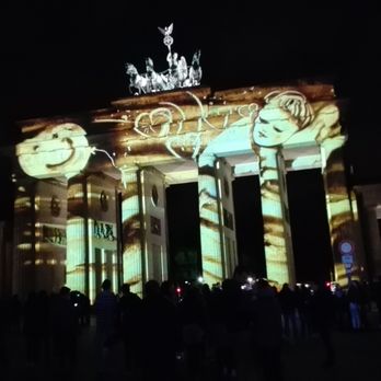 Berlin leuchtet - Berlin leuchtet 2016 - sand art projection, Brandenburg Gate - Festivals Near Me - Berlin, BE