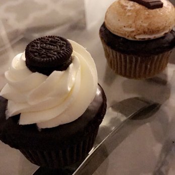 Molly's Cupcakes - Cookies and cream.. also a top contender! - Cupcakes Near Me - Chicago, Illinois Molly's Cupcakes - Cookies and cream.. also a top contender! - Cupcakes Near Me - Chicago, Illinois