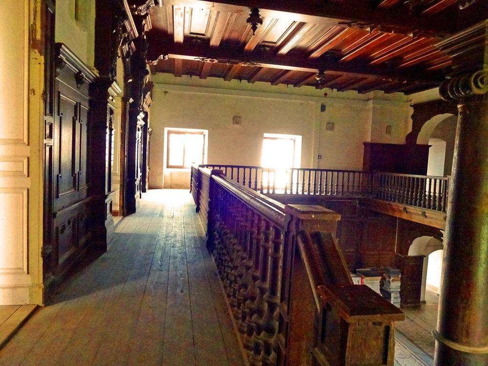 Schloss Basedow - zweigeschossige, historistische Eingangshalle im Grafenflügel von 1893, mit dreiseitig umlaufender Galerie, Blick zur Hofseite - Castles Near Me - Basedow, MV Schloss Basedow - zweigeschossige, historistische Eingangshalle im Grafenflügel von 1893, mit dreiseitig umlaufender Galerie, Blick zur Hofseite - Castles Near Me - Basedow, MV