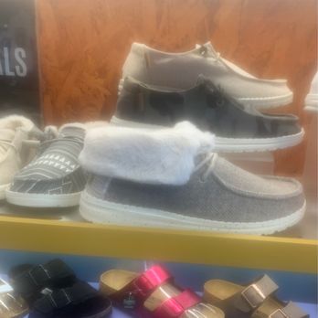 sneaker store tanger outlets