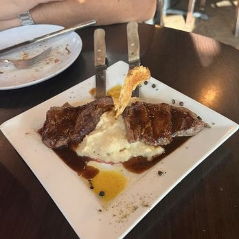 Sierra St Kitchen & Cocktails - Filet tips with mashed potatoes - Cocktail Bars Near Me - Reno, Nevada Sierra St Kitchen & Cocktails - Filet tips with mashed potatoes - Cocktail Bars Near Me - Reno, Nevada