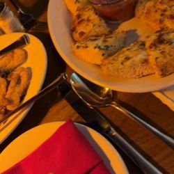 De Nuccio's - Garlic bread and calamari