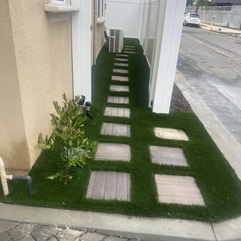 Luna’s artificial grass - Walkway to the backyard - Artificial Turf Near Me Luna’s artificial grass - Walkway to the backyard - Artificial Turf Near Me