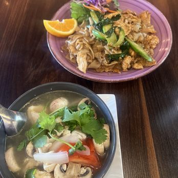 Vanida Thai Kitchen - Tom yum soup and Pad See-Ew - Thai Near Me - San Francisco, California Vanida Thai Kitchen - Tom yum soup and Pad See-Ew - Thai Near Me - San Francisco, California