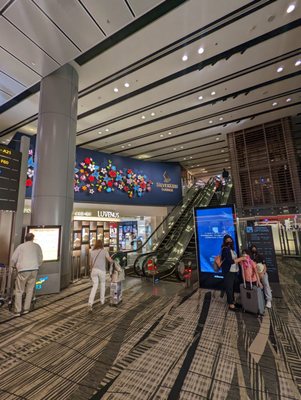 SilverKris Lounge - Terminal 3 by null