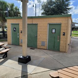 2 toilets.
