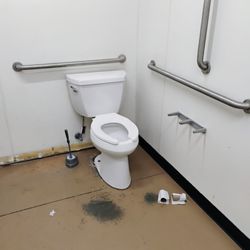 Dollar General - Very nasty bathrooms