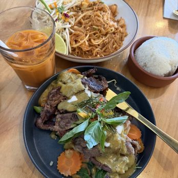 Oraan Thai Eatery - Pad Thai with chicken and rib eye with green curry - Thai Near Me - San Francisco, California Oraan Thai Eatery - Pad Thai with chicken and rib eye with green curry - Thai Near Me - San Francisco, California