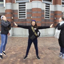 Cashunt Boston - Super hero freeze pose